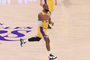 开云体育官网-湖人关键时刻失误不断，球队憾负对手，最后影响今年开始网上.-开云体育官网